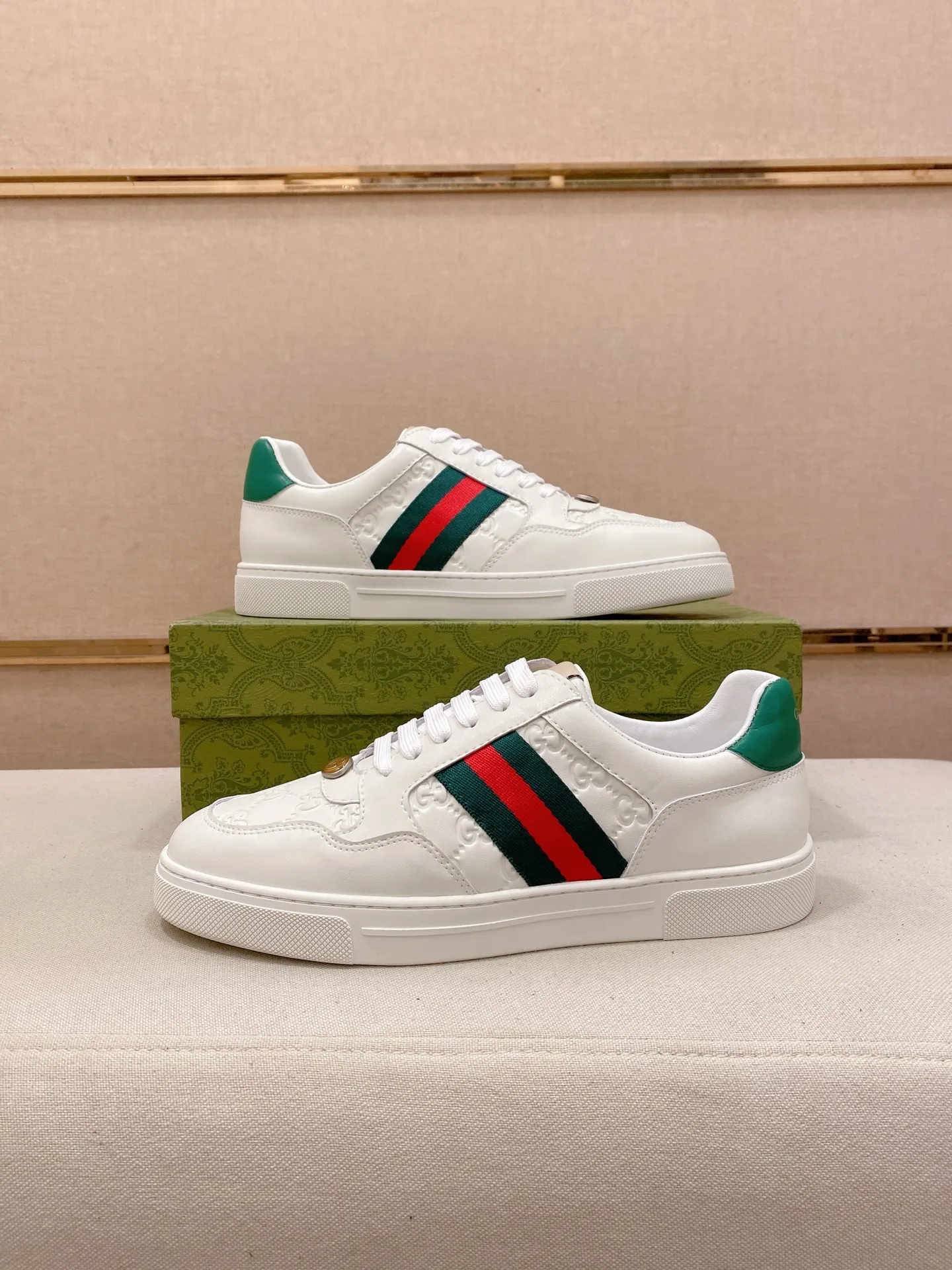 Factory price: 420💰 (GUCCI) The latest model from the official website 🎁🎁Casual and fashionable men's shoes👟, hot style 💥The version is simple and elegant, exclusive for trendy men. Unique official website latest brand elements 👑Gucci original decoration, fashionable and generous, the fabric is original cowhide ✅sheepskin lining, the official website specifies wear-resistant casual outsole, the classic model is taken in kind at the counter🎬38-44 (45 is not returned or exchanged)